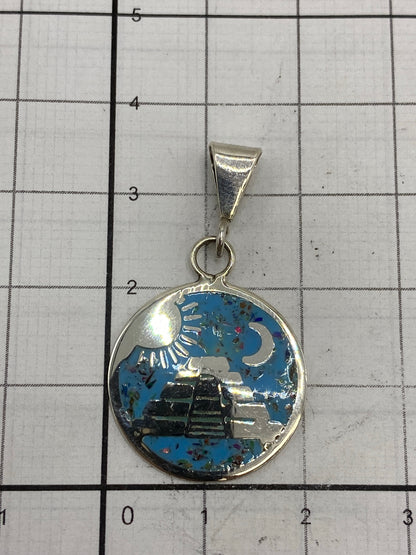 Reverso del dije mostrando el Quinto 925 y acabado pulido
