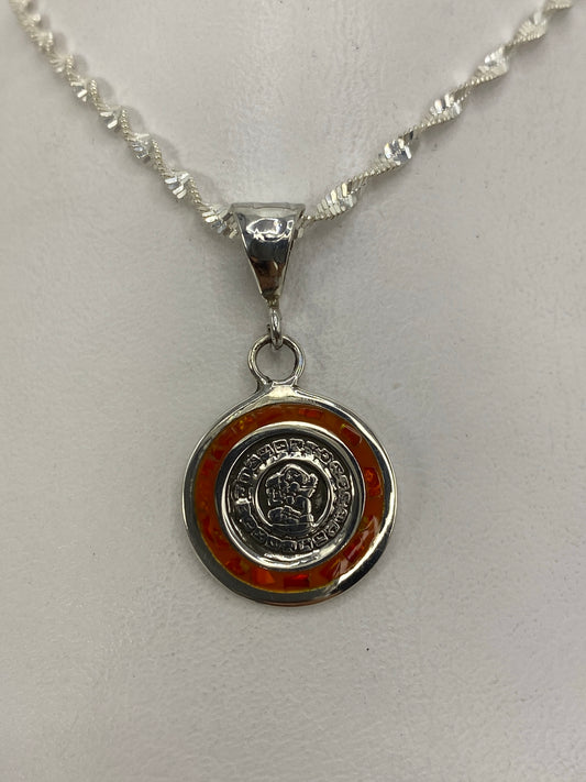 Dije de plata circular con Ópalo de Fuego naranja y motivo prehispánico grabado, colgado de cadena
