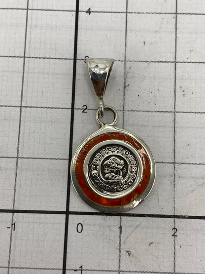 Dije sobre regla milimétrica: 3 cm de largo × 1.5 cm de ancho, con sello de Quinto 925 visible