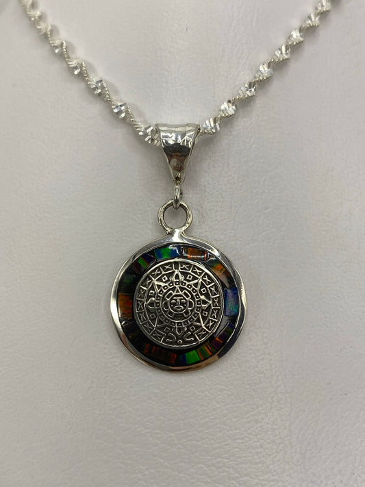 Dije de plata 925 con Calendario Azteca y ópalo de fuego multicolor, colgado en una cadena de plata