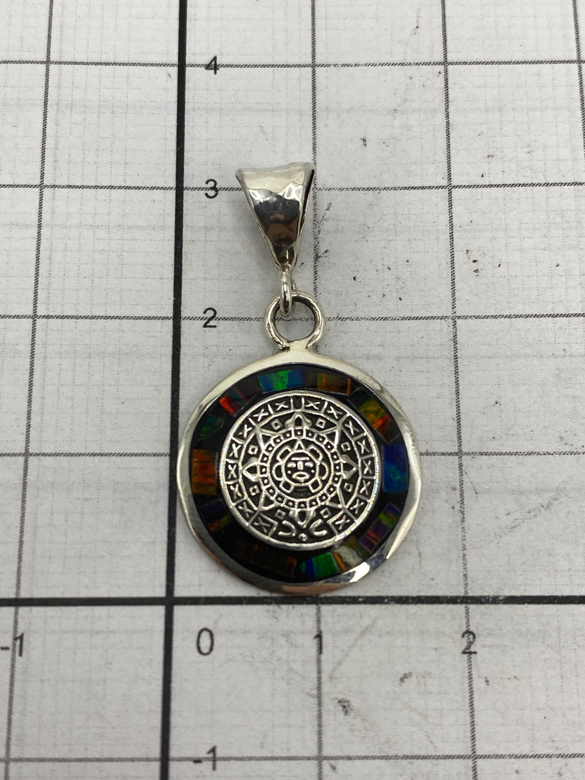 Dije sobre regla de medición mostrando tamaño de 3 cm × 1.7 cm