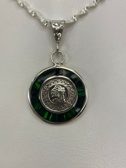 Dije de plata con calendario azteca y ópalo de fuego verde, colgando de cadena de plata retorcida