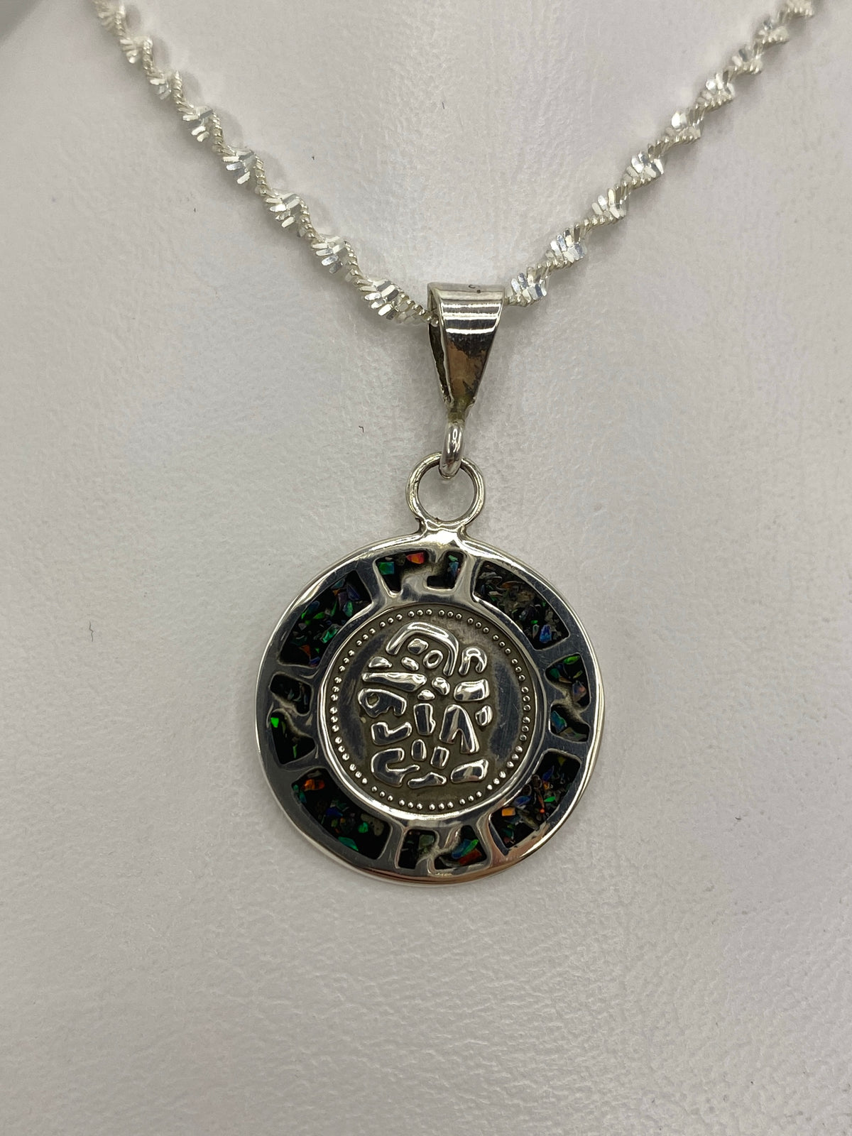 Dije prehispánico de plata 925 con ópalo de fuego multicolor colgado de cadena de plata