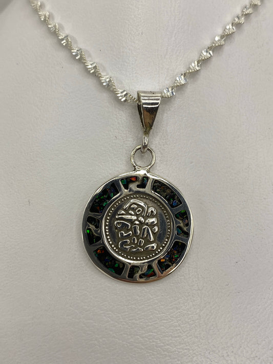 Dije prehispánico de plata 925 con ópalo de fuego multicolor colgado de cadena de plata