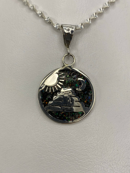 Dije de plata con ópalo de fuego multicolor y diseño prehispánico de pirámide azteca, sol y luna