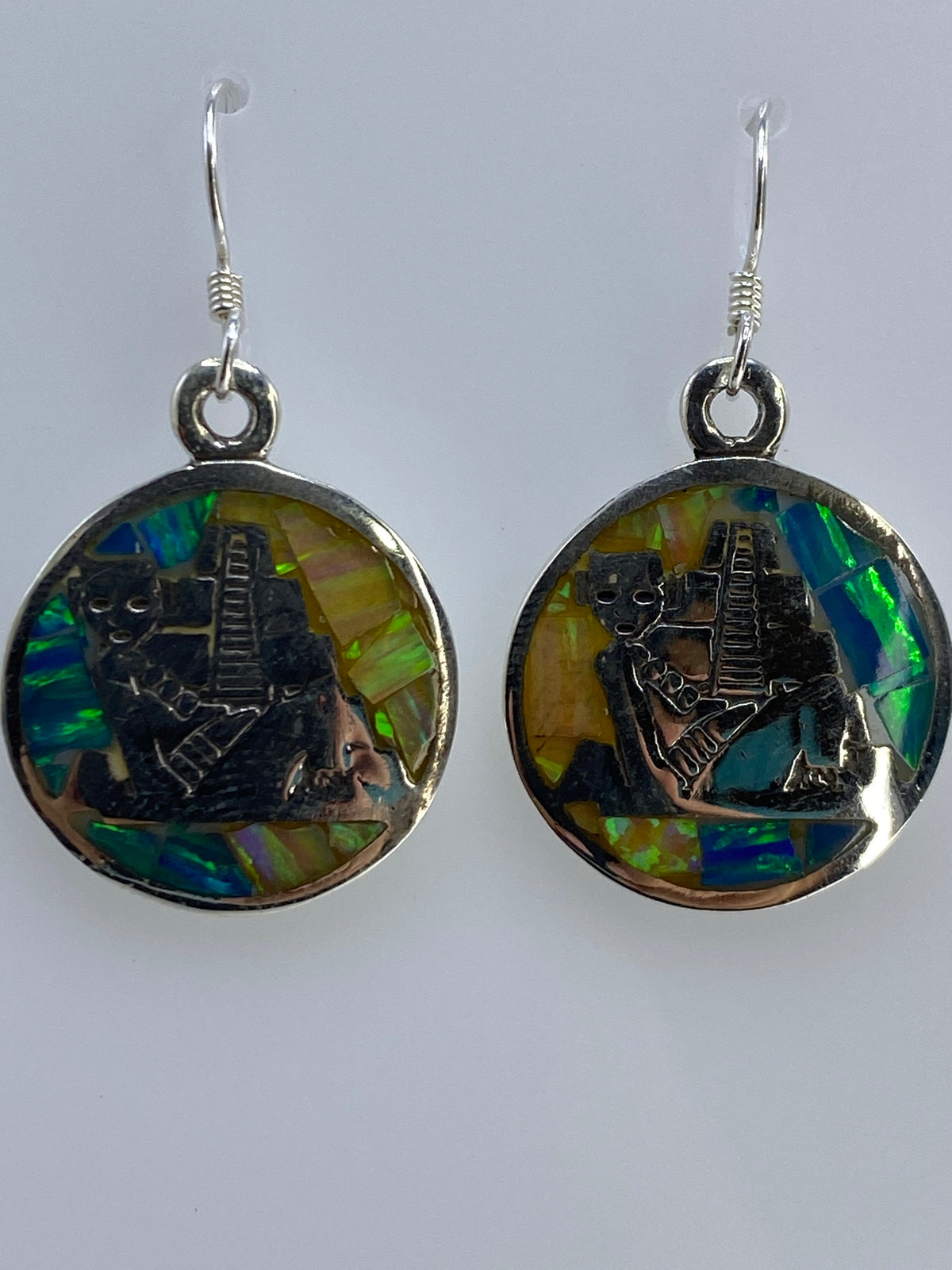 Aretes de ópalo sobre fondo blanco con el Quinto 950 visible