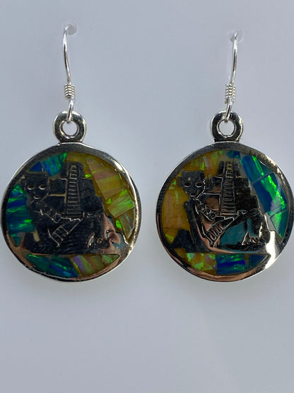 Aretes de ópalo sobre fondo blanco con el Quinto 950 visible