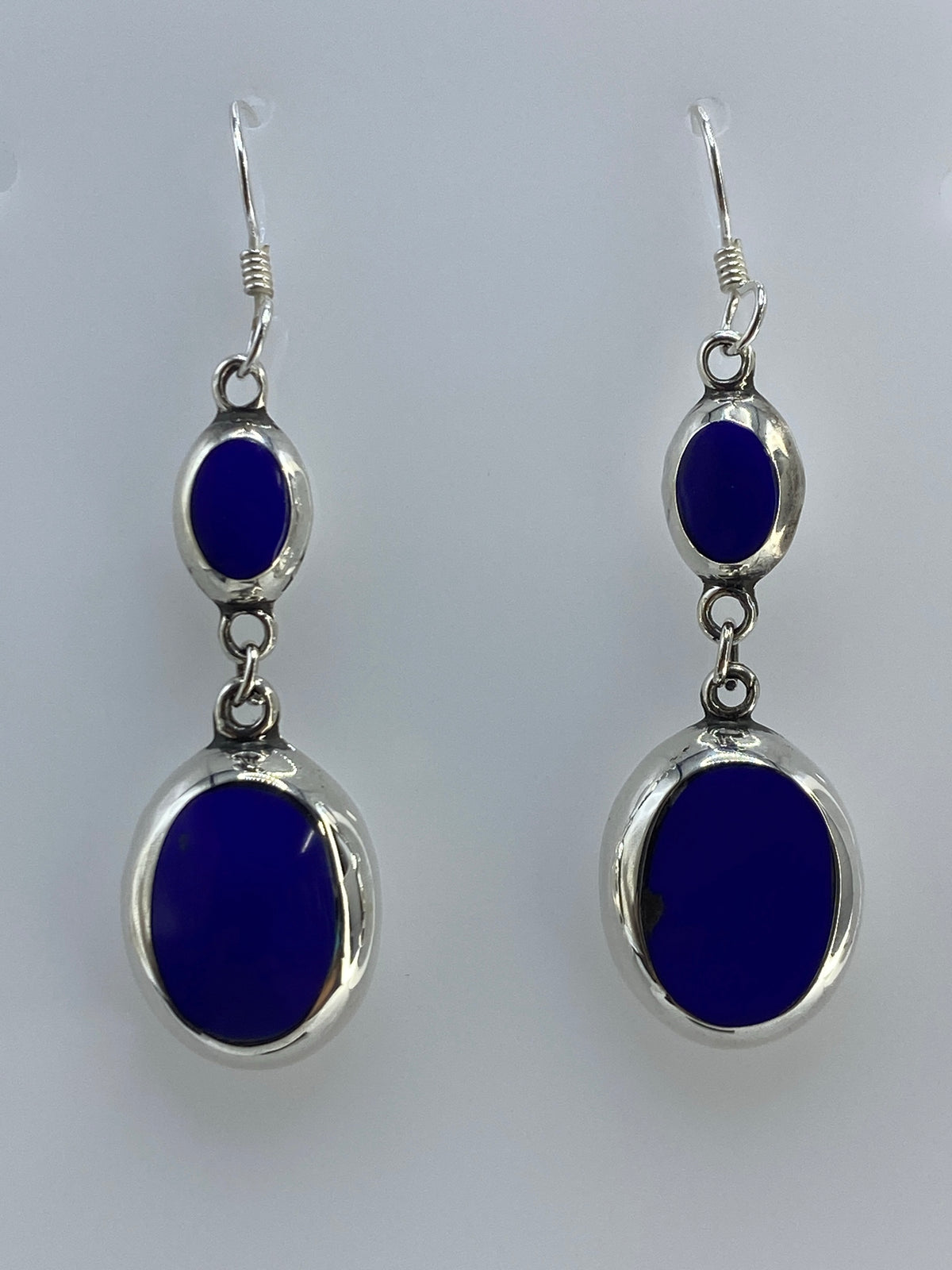 Aretes de plata con lapislazuli azul intenso, largo 4 cm, vistos en par