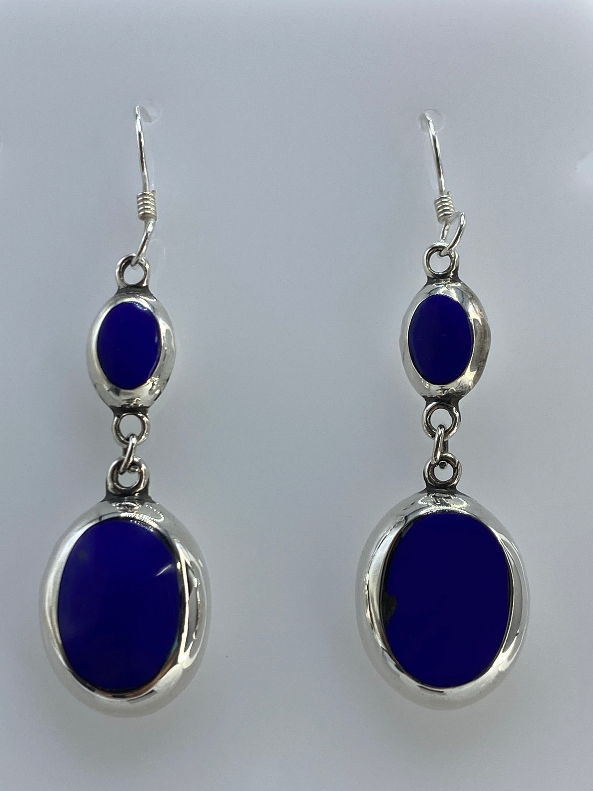 Detalle del engaste en plata del lapislazuli en uno de los aretes
