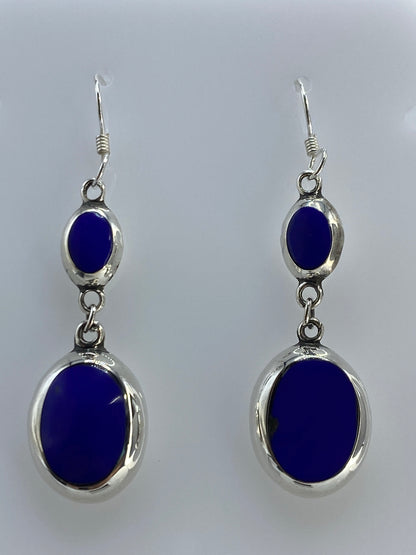 Detalle del engaste en plata del lapislazuli en uno de los aretes