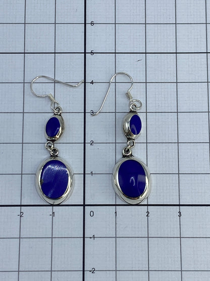 Reverso de los aretes de lapislazuli mostrando el Quinto 925 en la plata