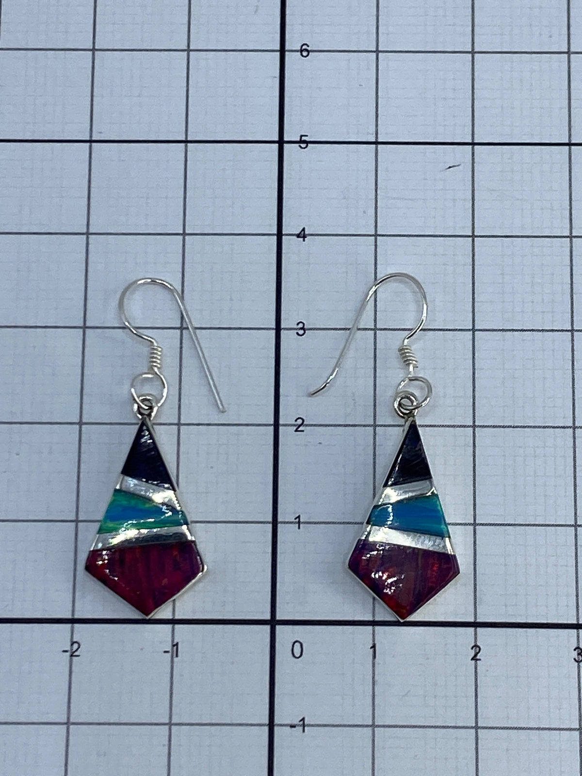 Escala de medida: aretes de 3 cm de largo en plata 950 con Quinto