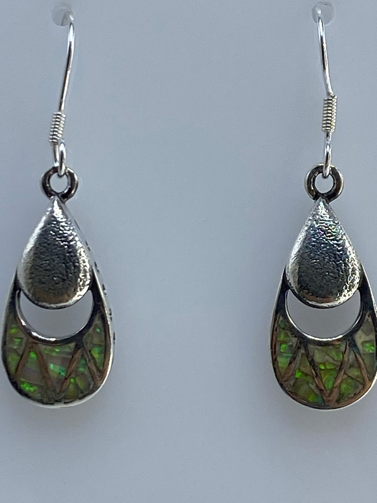 Aretes sobre regla métrica mostrando 3 cm de largo