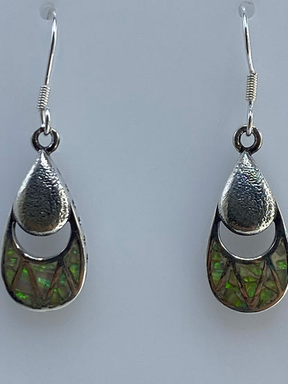 Aretes sobre regla métrica mostrando 3 cm de largo