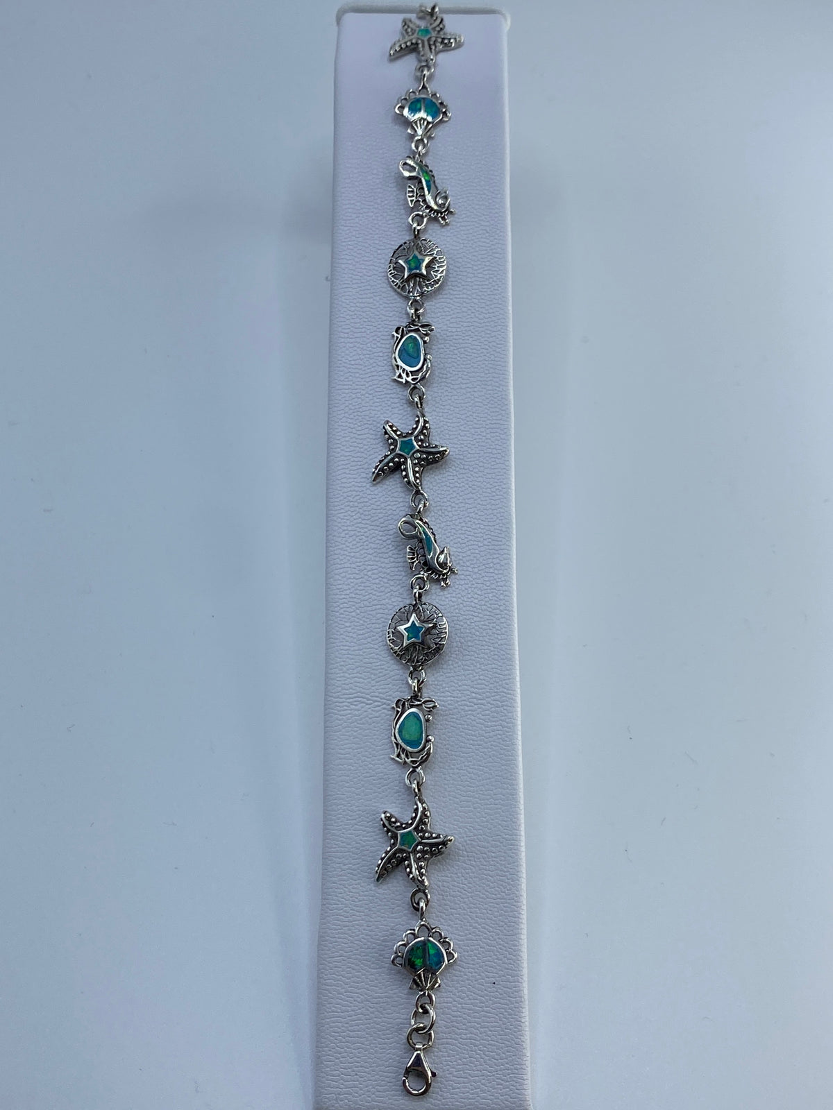 Detalle de los eslabones de plata con incrustación de ópal de fuego azul