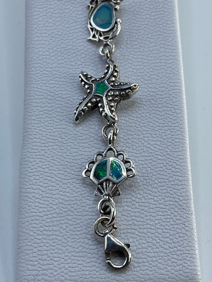 Pulsera en la muñeca mostrando cómo brilla el ópal con la luz