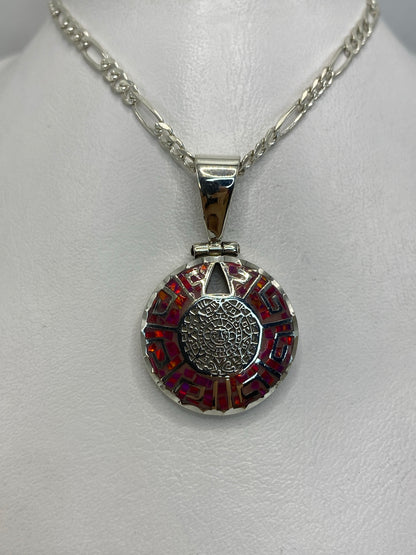 Detalle frontal del relieve prehispánico de la Piedra del Sol en plata 950