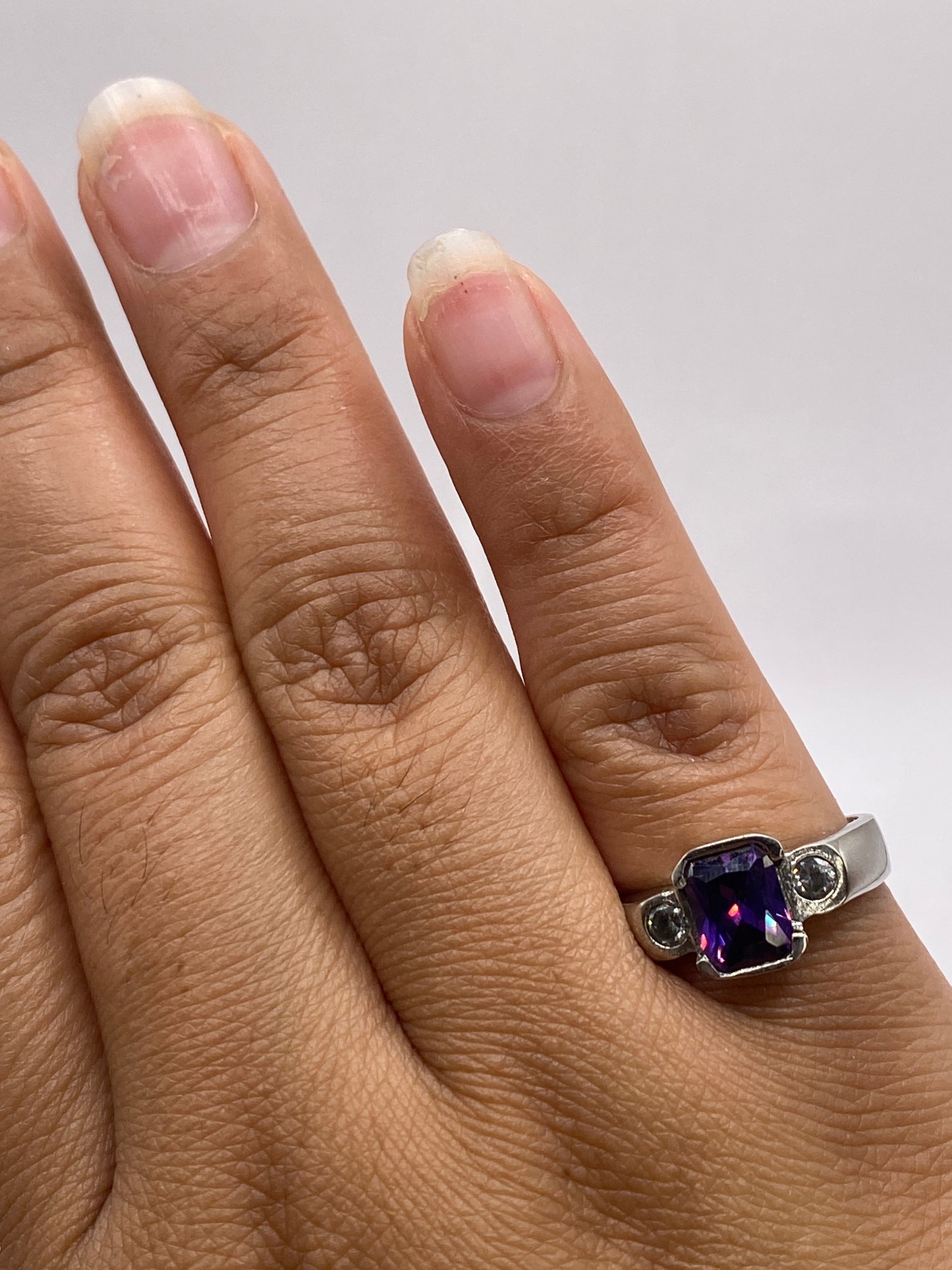 Anillo solitario sobre fondo blanco con sello 925 MEXICO visible en la banda interior