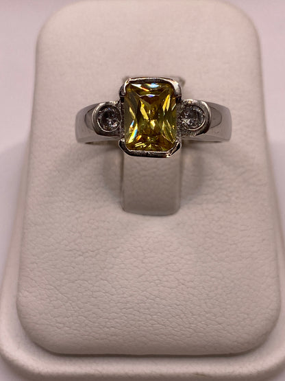 Anillo de plata con circonia amarilla en la mano de una mujer, mostrando el brillo del solitario