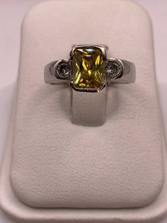 Anillo de plata con circonia amarilla en la mano de una mujer, mostrando el brillo del solitario