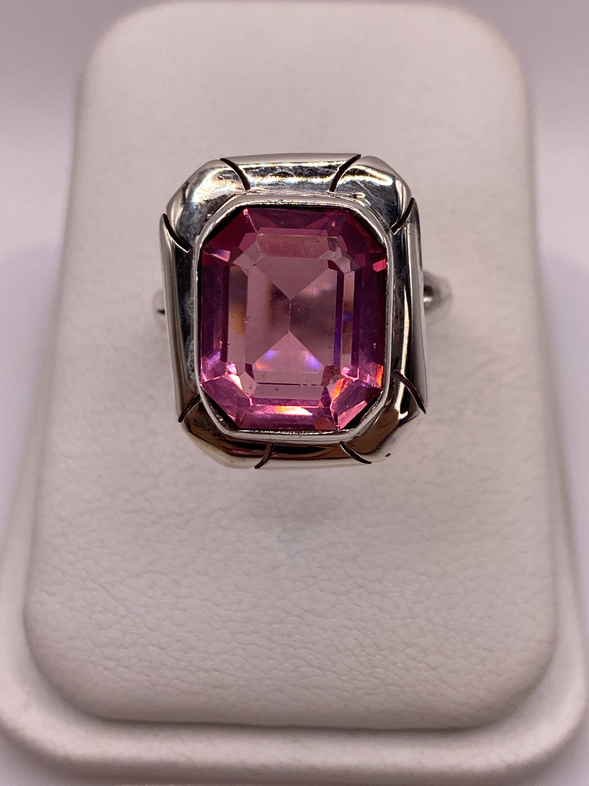 Anillo de plata solitario con circonia rosa engastada en talla 6