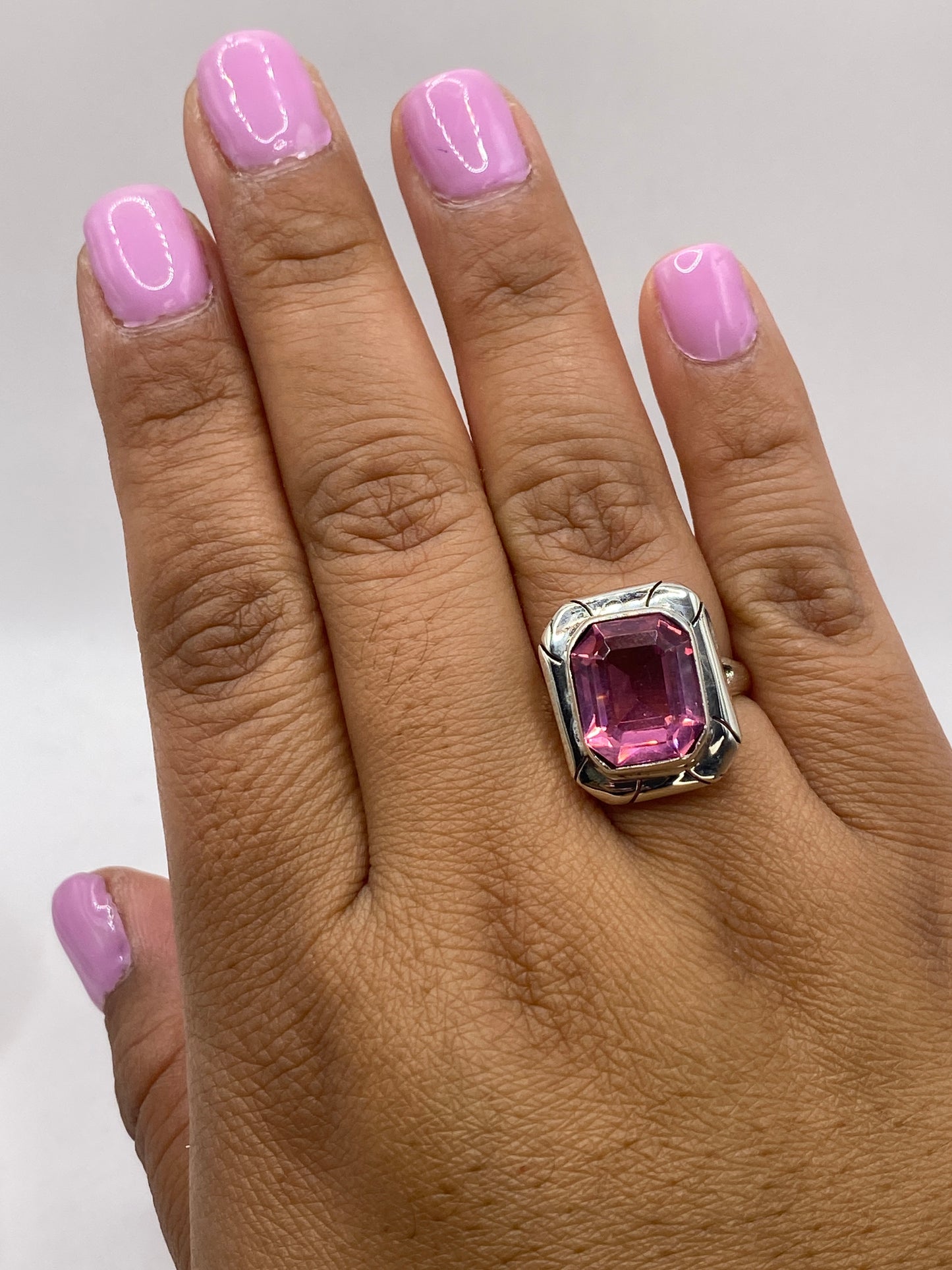 Anillo pesado a 5.5 gramos sobre fondo blanco mostrando proporción y acabado pulido