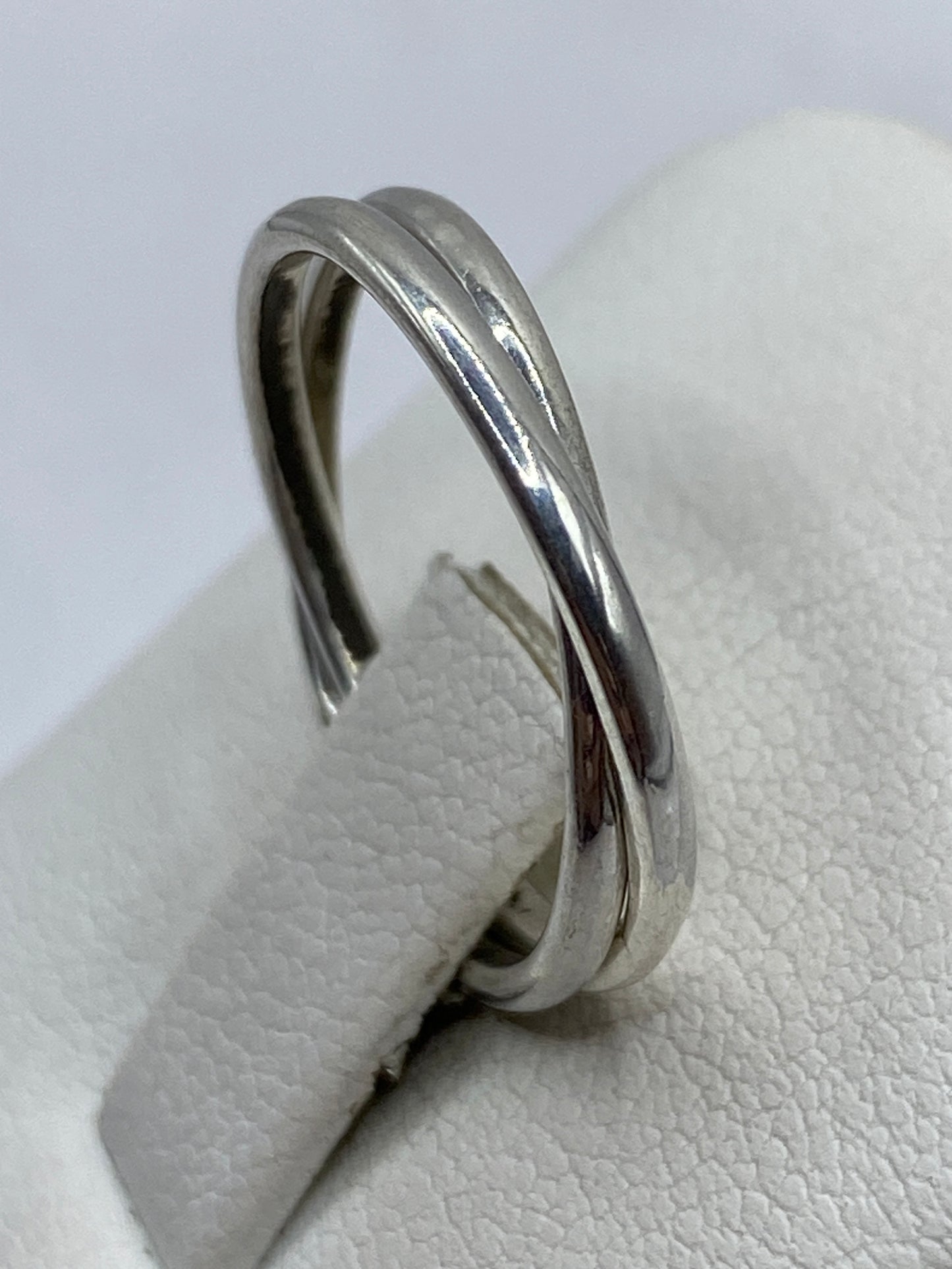 Detalle del acabado pulido y las proporciones del anillo doble de Taxco
