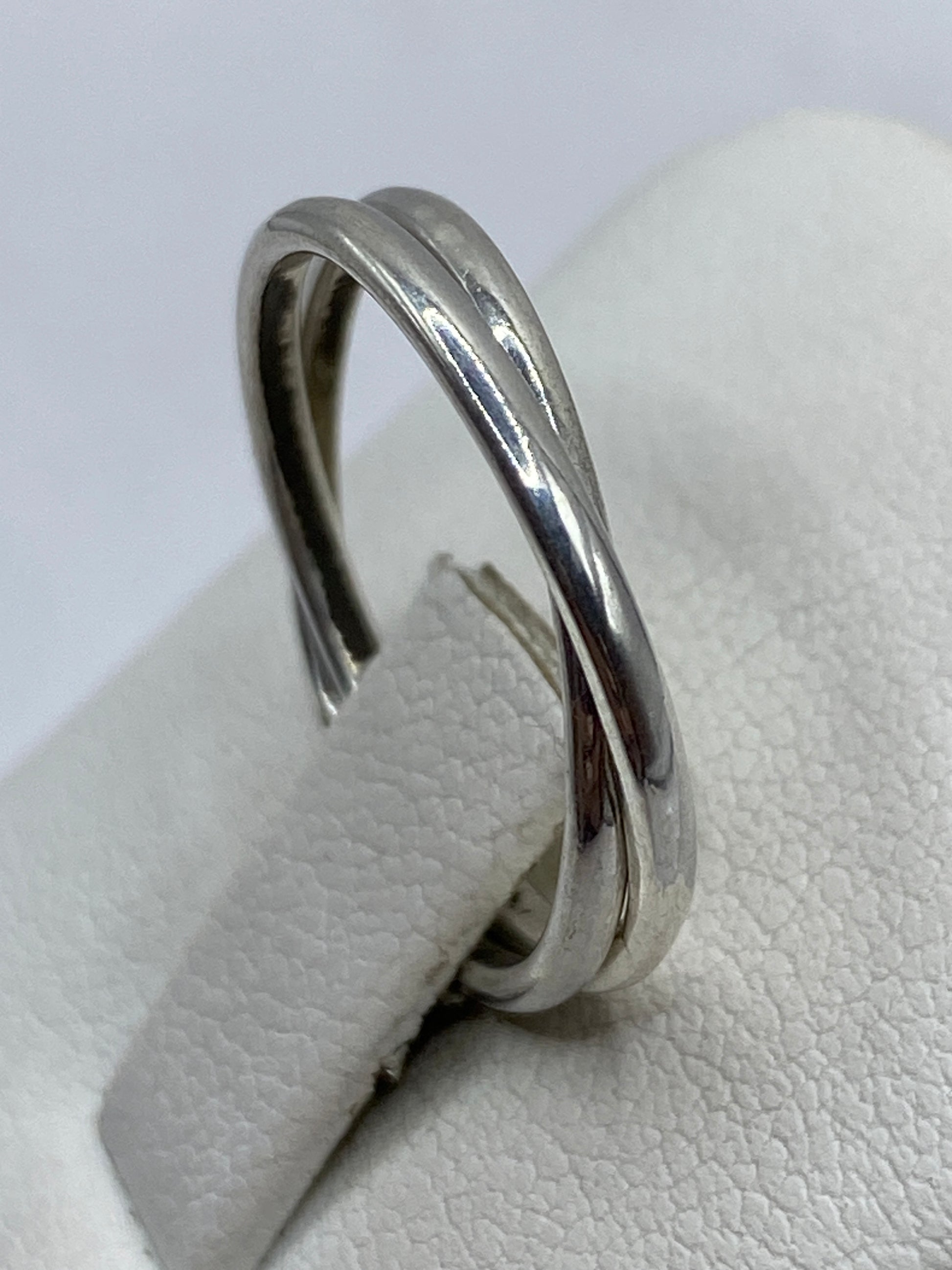 Detalle del acabado pulido y las proporciones del anillo doble de Taxco