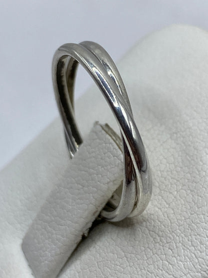 Detalle del acabado pulido y las proporciones del anillo doble de Taxco
