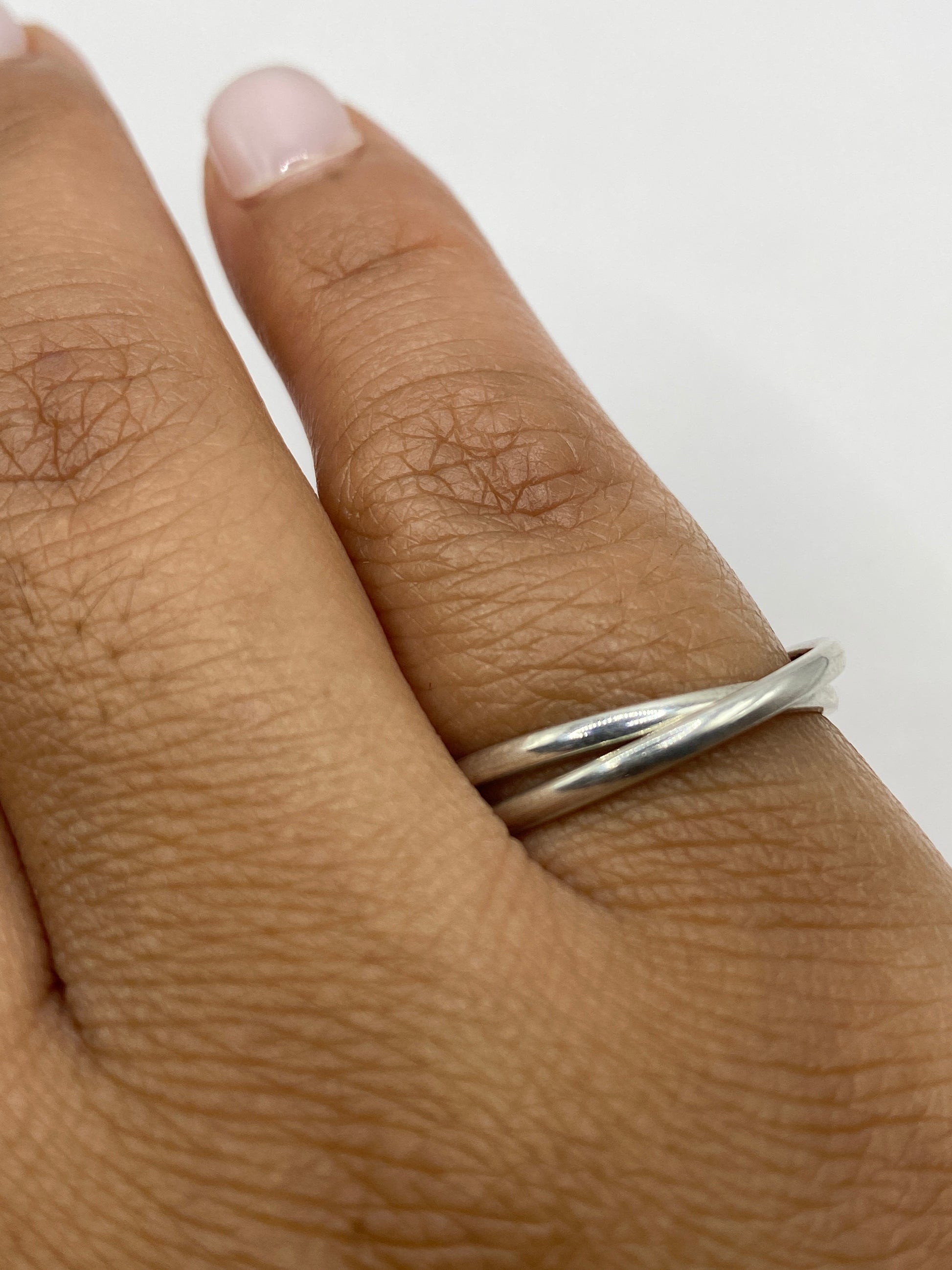 Anillo de plata .925 sobre fondo blanco mostrando el sello hallmark