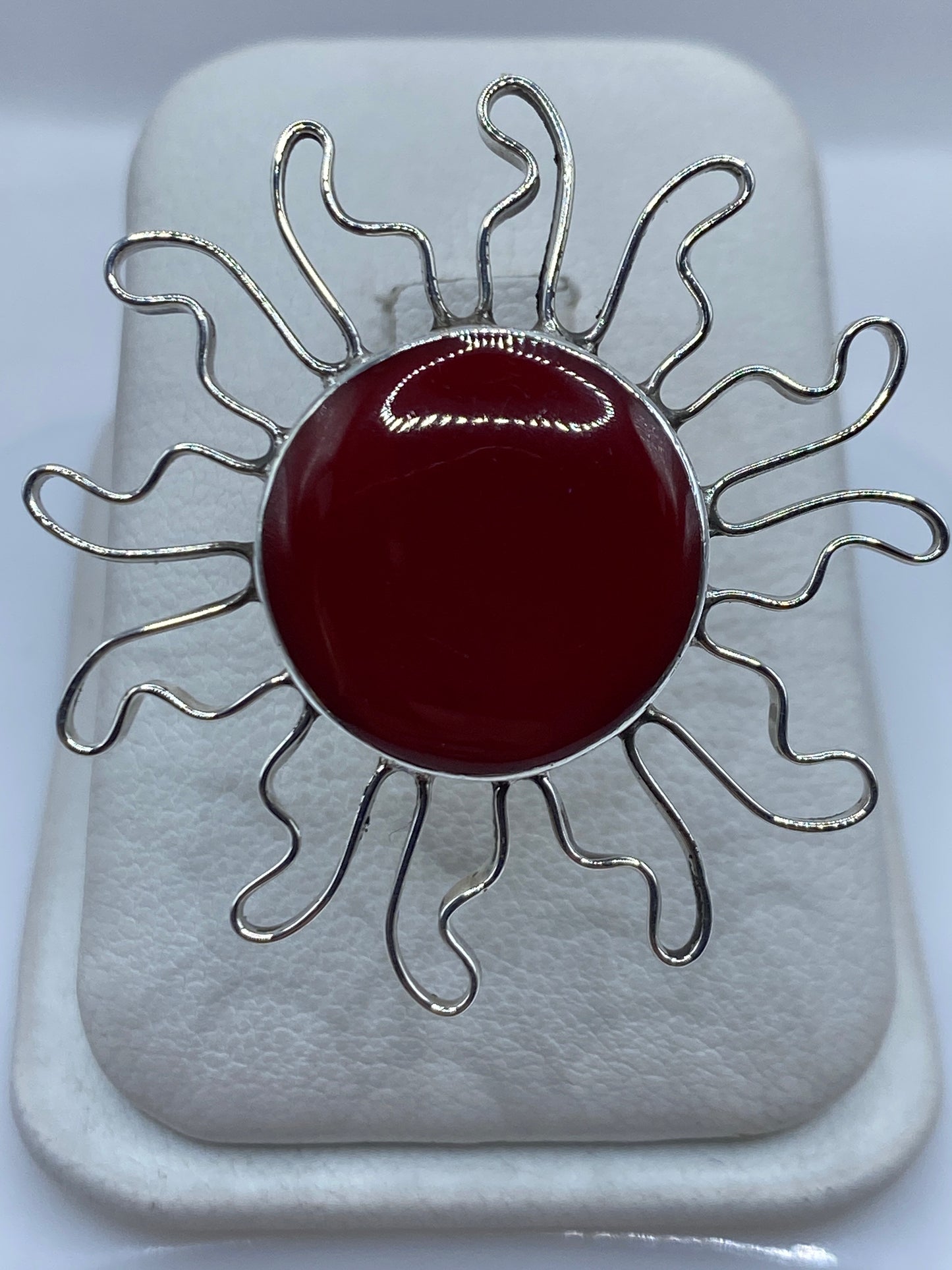 Anillo de plata .925 con coral rojo engastado en diseño de sol étnico con brazos ondulantes