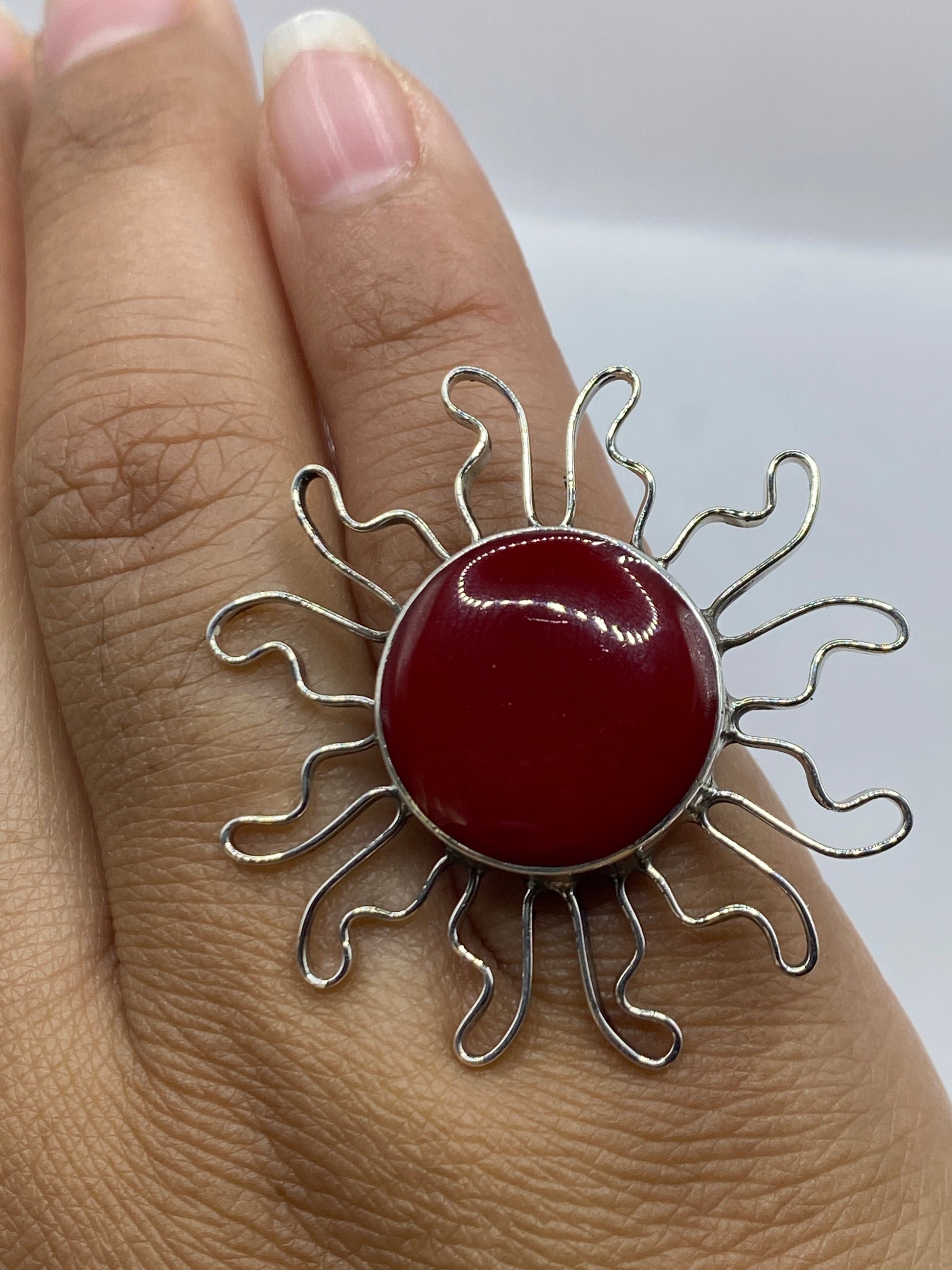 Anillo en la mano de una mujer mostrando el sello .925 MEXICO en la base