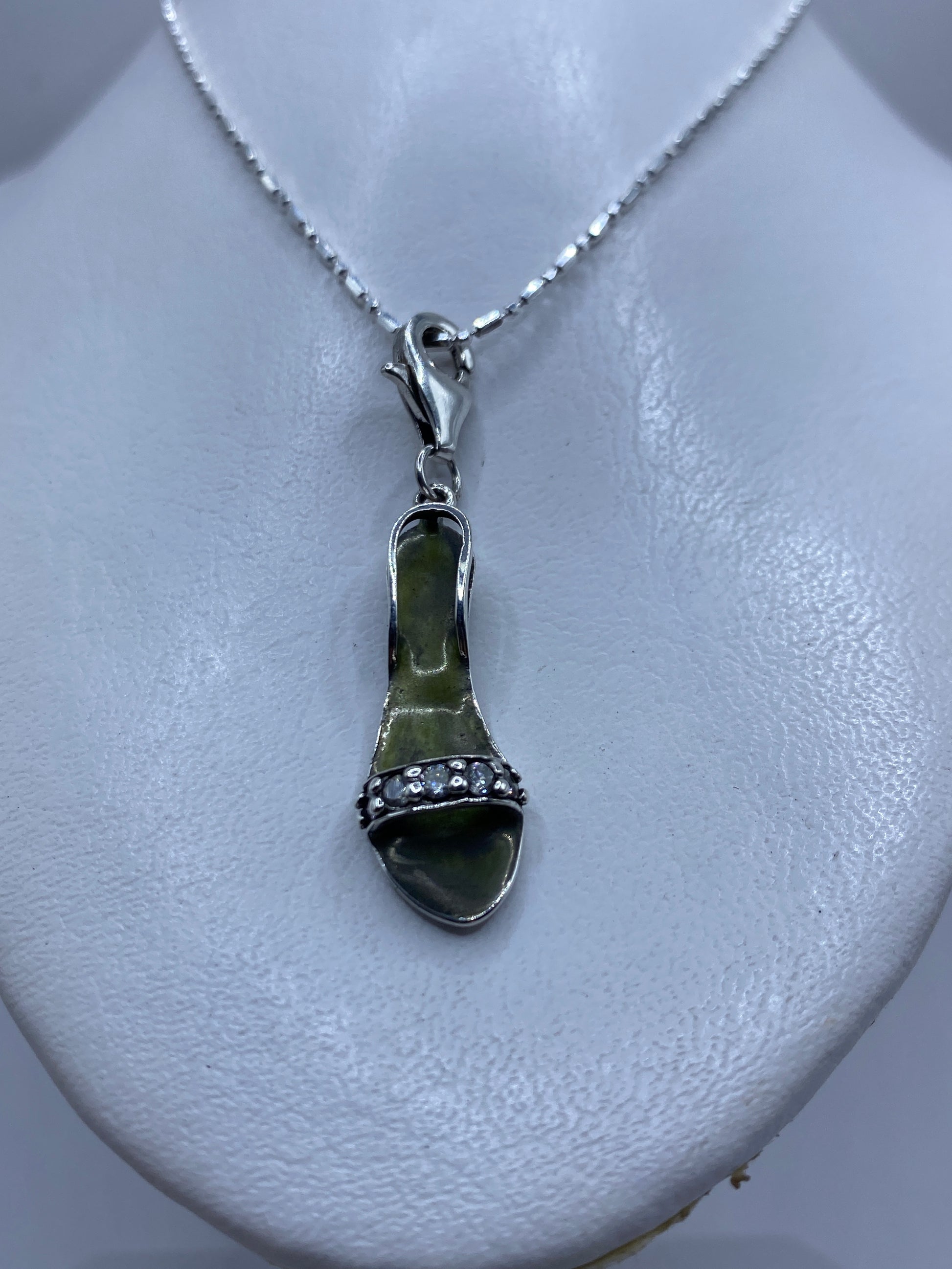 Detalle de la circonia verde olivo engastada en la banda de plata