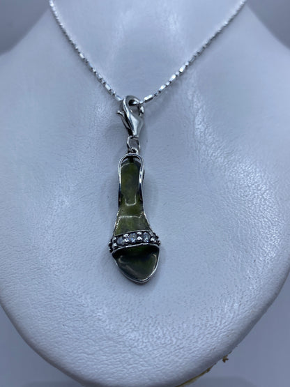 Detalle de la circonia verde olivo engastada en la banda de plata