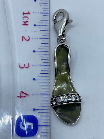Dije sobre escala métrica mostrando los 5 cm de largo y el peso de 2.7 g