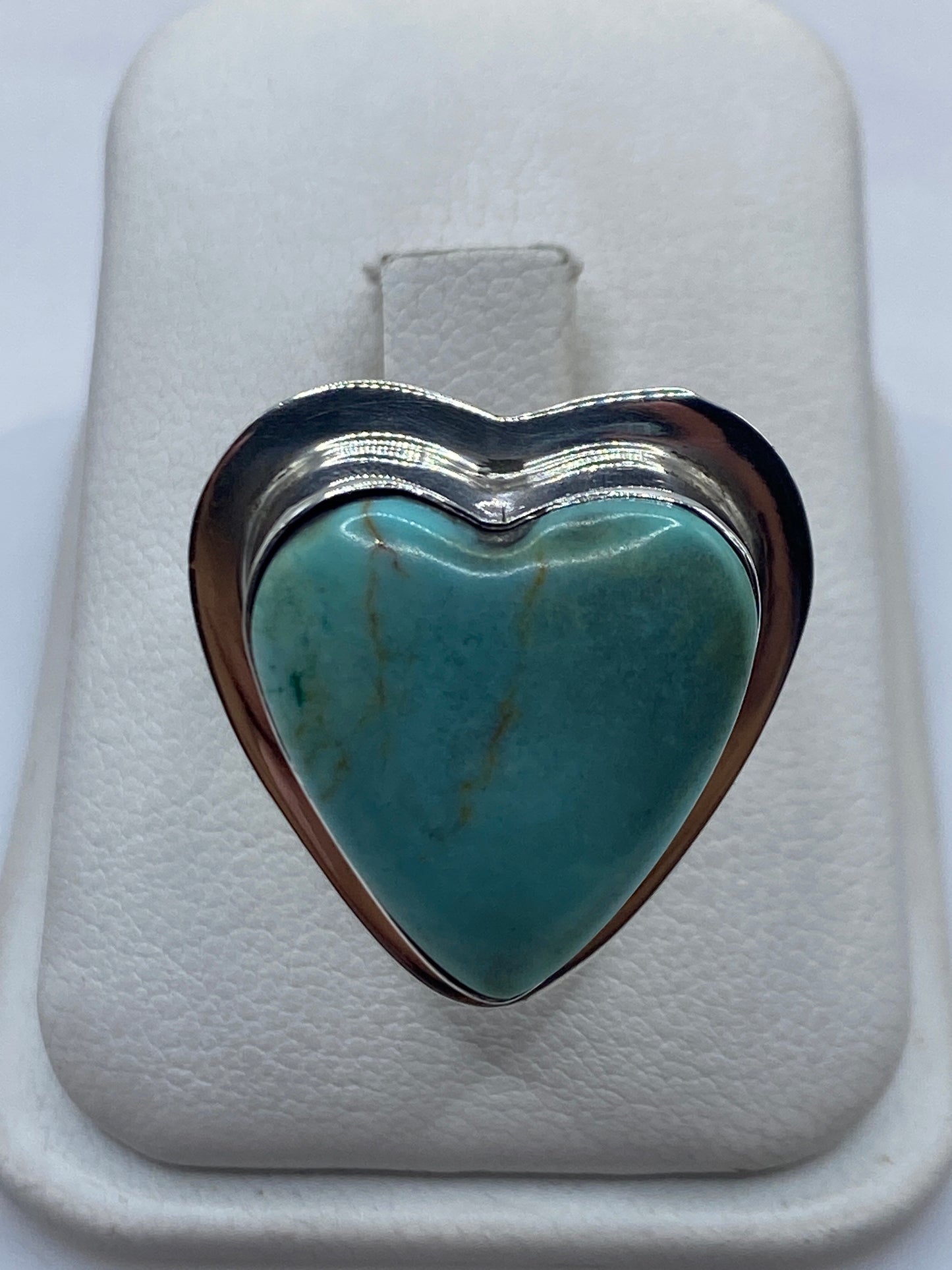 Anillo ajustable de turquesa azul cielo engastado en plata .925 sobre fondo blanco