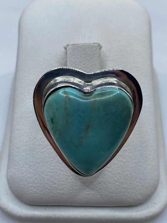 Anillo ajustable de turquesa azul cielo engastado en plata .925 sobre fondo blanco