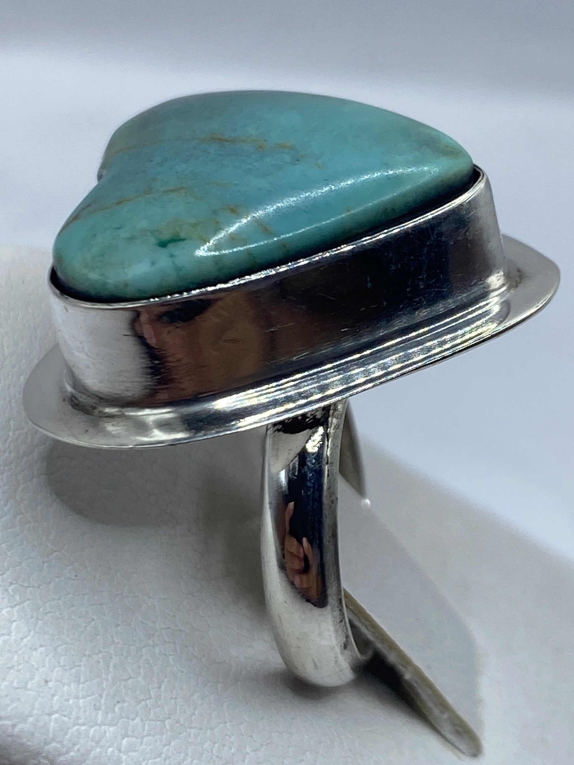 Detalle de la turquesa azul cielo natural con sus vetas de matriz en engaste de plata