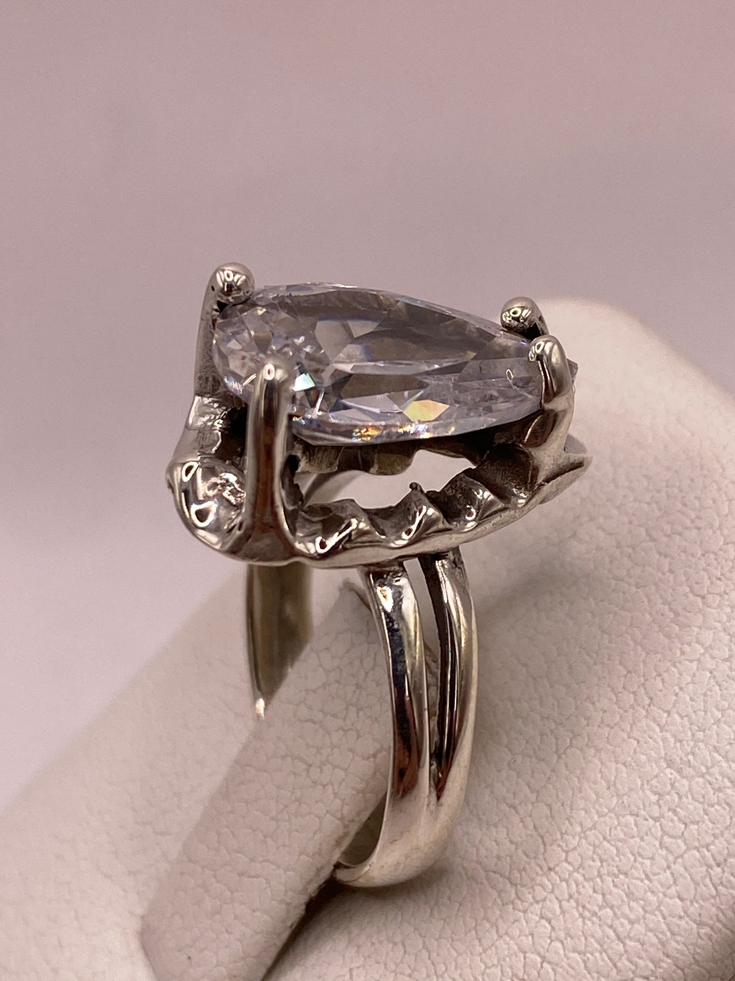 Detalle de la montura calada con garras y circonia pera en plata de Taxco mostrando el acabado oxidado
