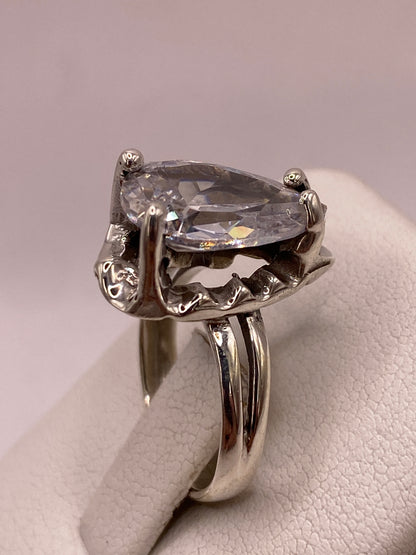 Detalle de la montura calada con garras y circonia pera en plata de Taxco mostrando el acabado oxidado
