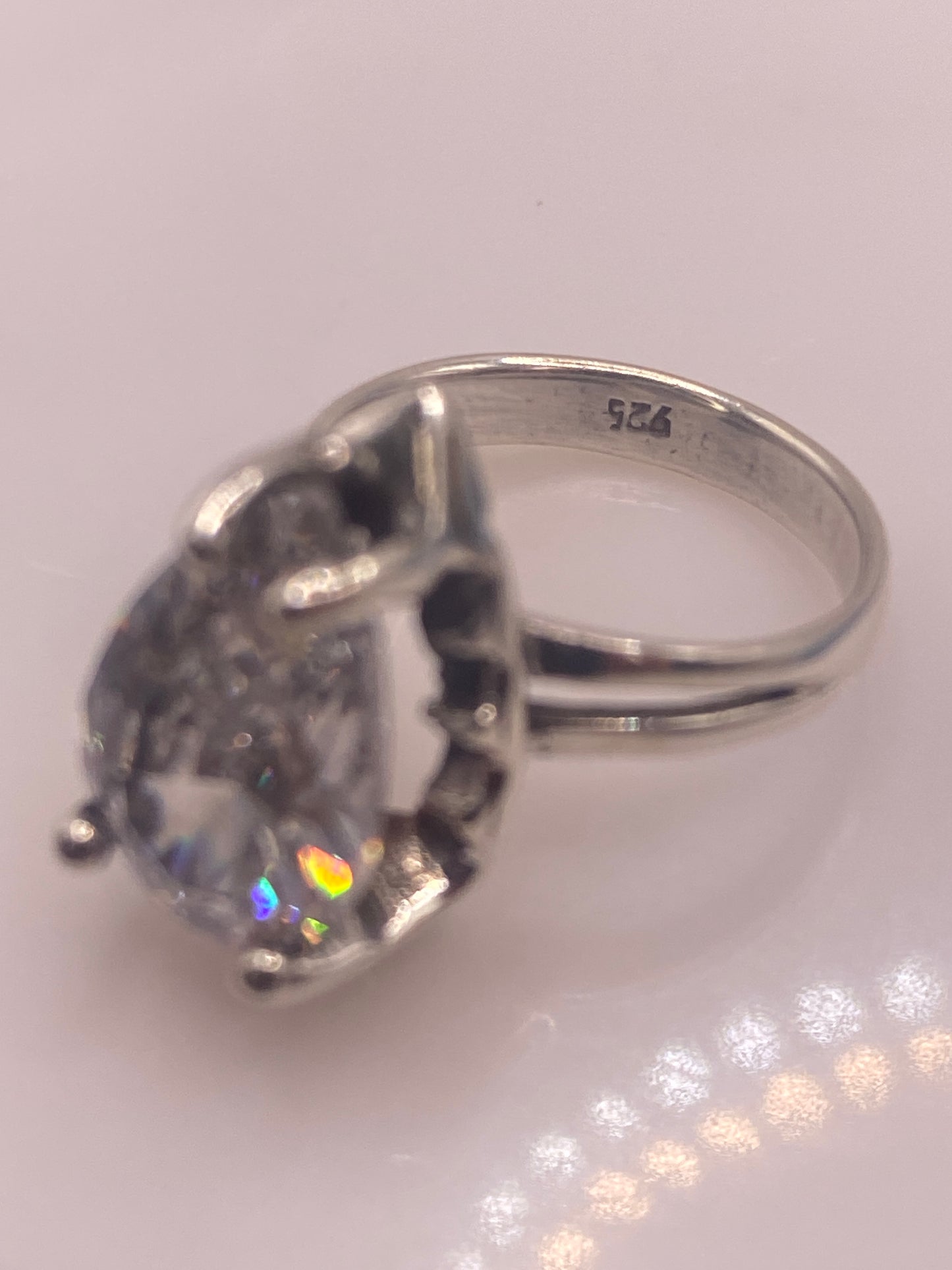 Interior del aro del anillo solitario con sello 925 grabado y peso 4.5 g en báscula de joyería