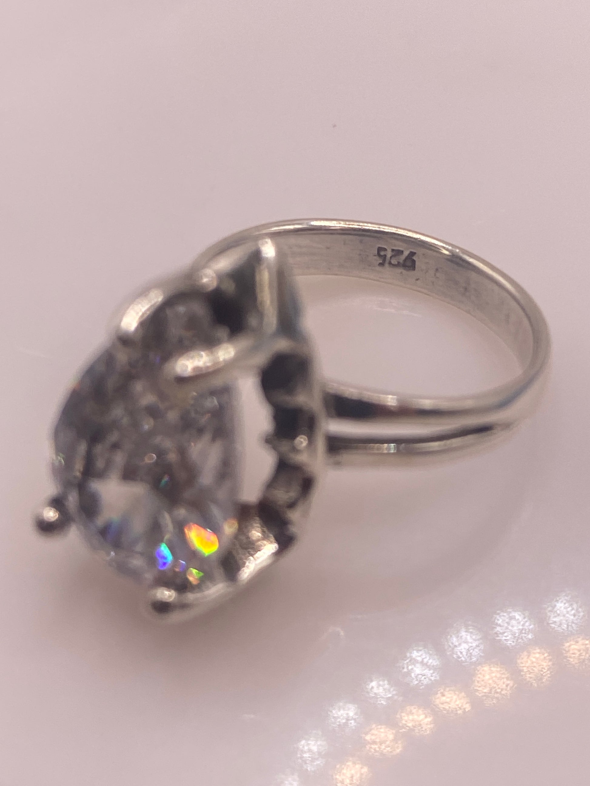 Interior del aro del anillo solitario con sello 925 grabado y peso 4.5 g en báscula de joyería