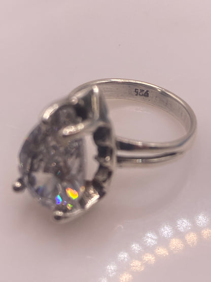 Interior del aro del anillo solitario con sello 925 grabado y peso 4.5 g en báscula de joyería