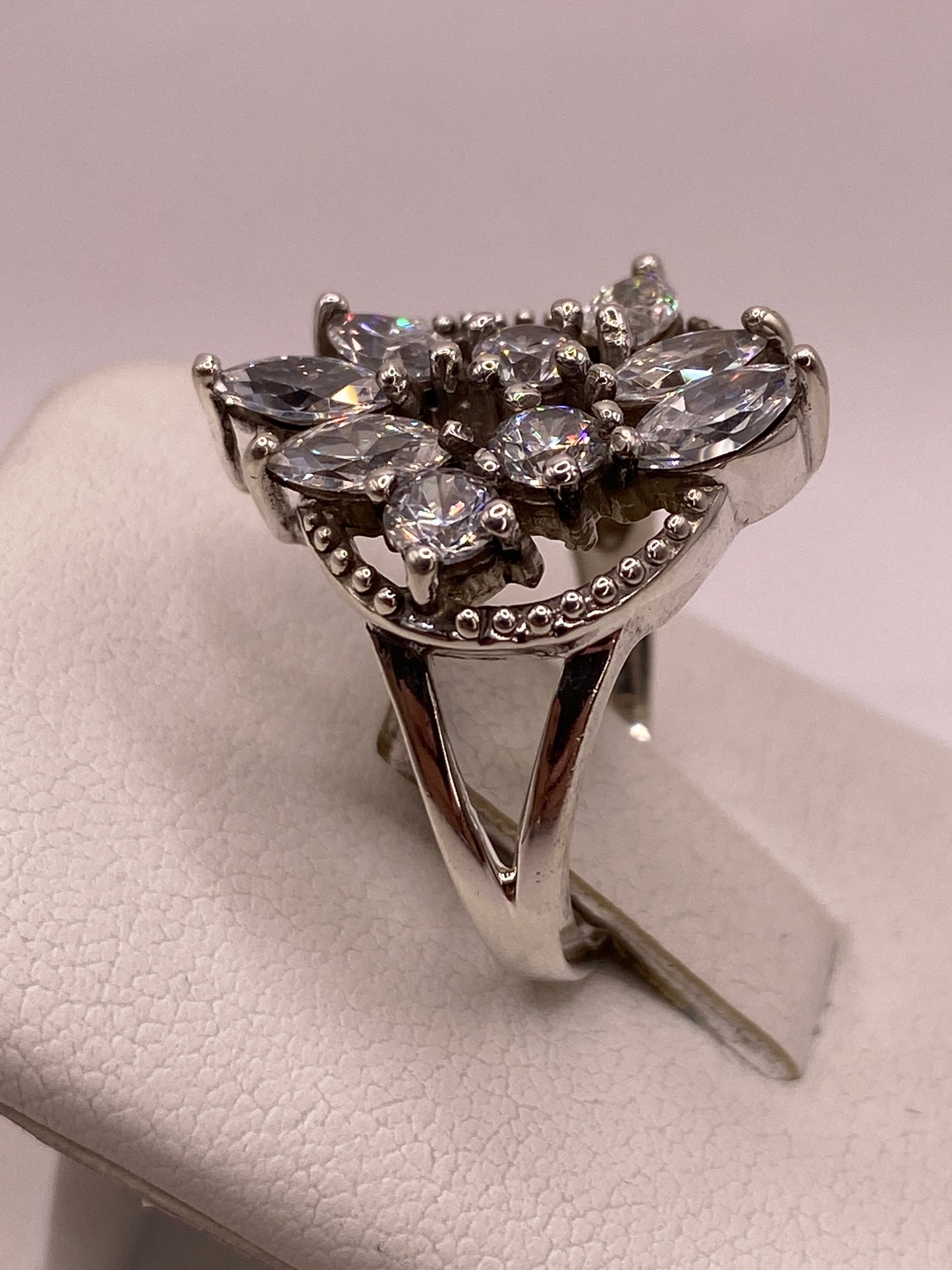 Anillo coctel de plata con circonias marquesas puesto en la mano de una mujer, mostrando presencia y destello natural