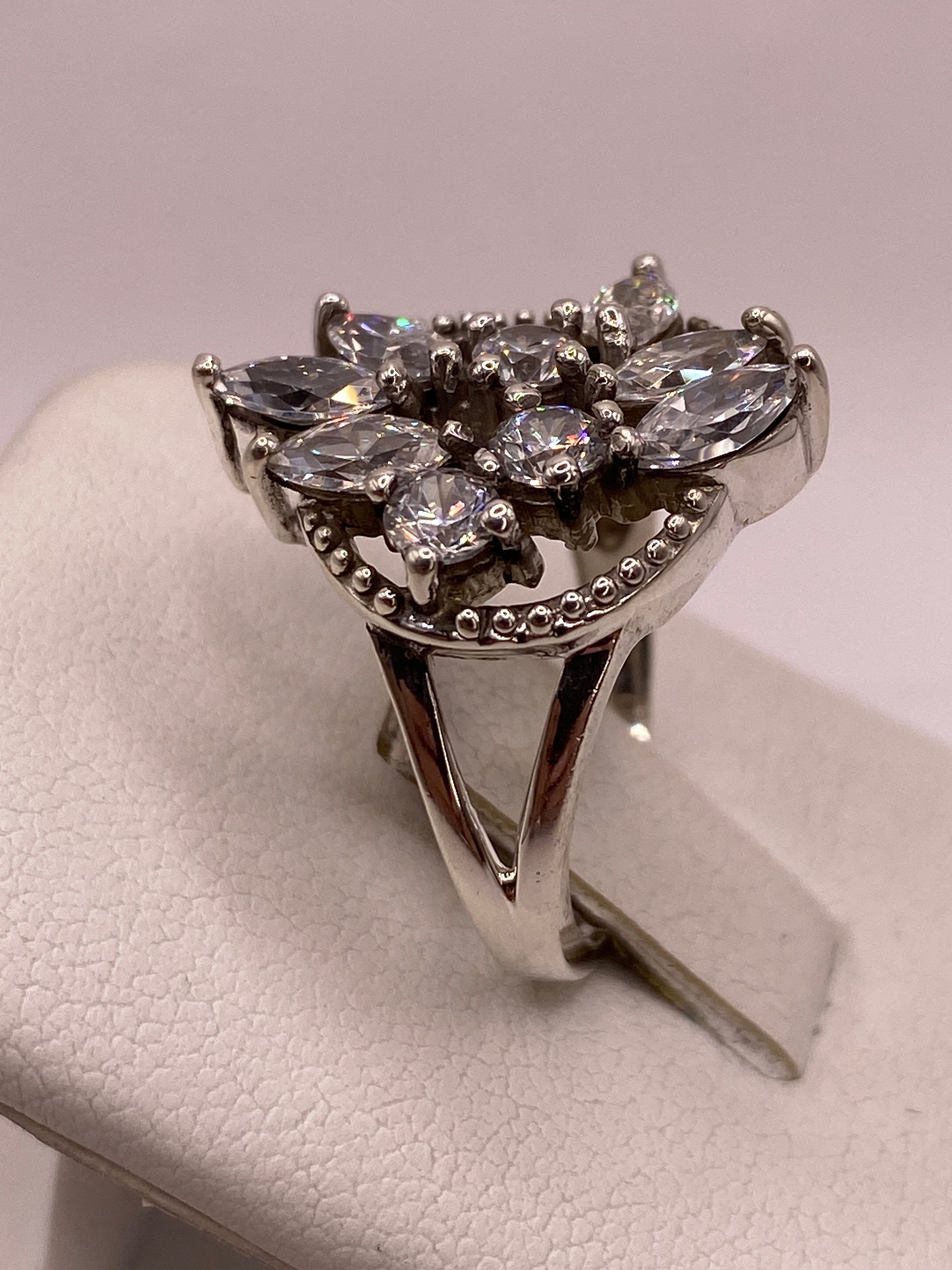 Anillo coctel de plata con circonias marquesas puesto en la mano de una mujer, mostrando presencia y destello natural