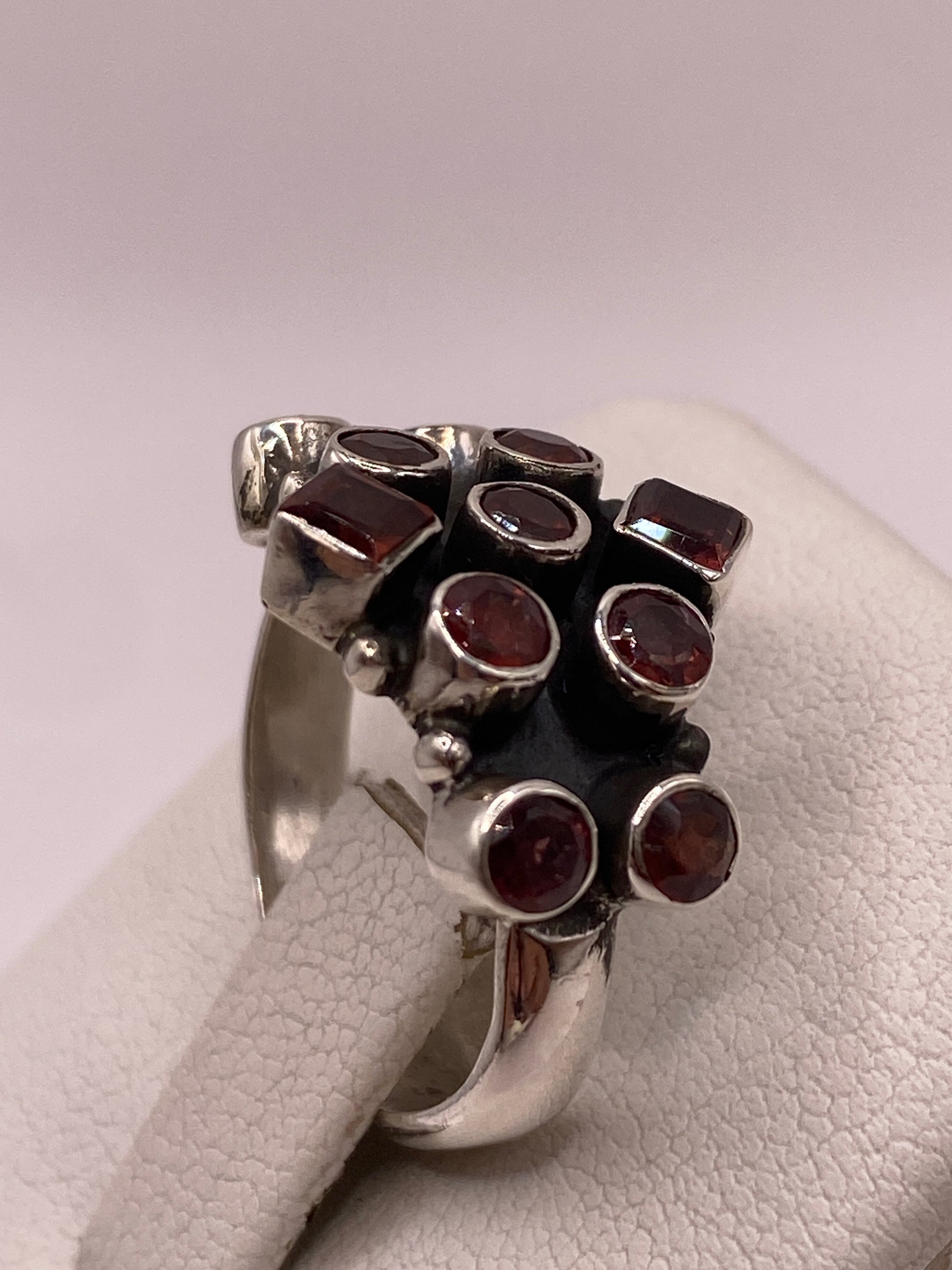 Detalle del engaste en bisel de las circonias rojo granate con corte redondo y cuadrado en plata .925 de Taxco