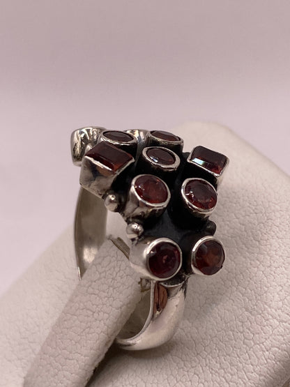 Detalle del engaste en bisel de las circonias rojo granate con corte redondo y cuadrado en plata .925 de Taxco