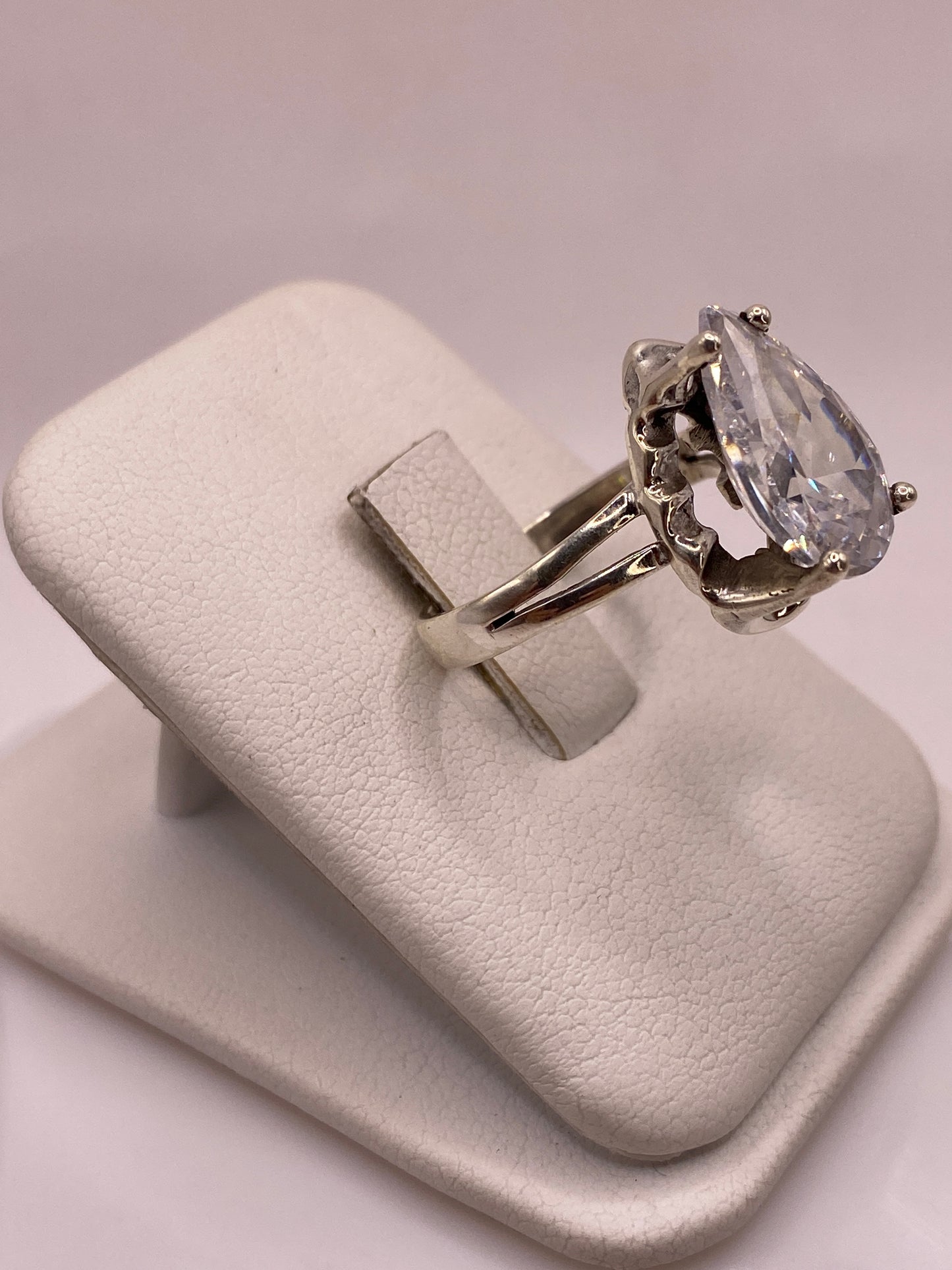 Vista lateral del anillo elegancia mostrando engaste de seis puntas en plata .925