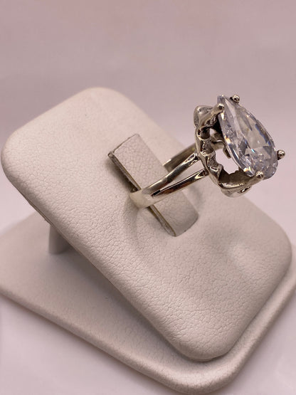 Vista lateral del anillo elegancia mostrando engaste de seis puntas en plata .925