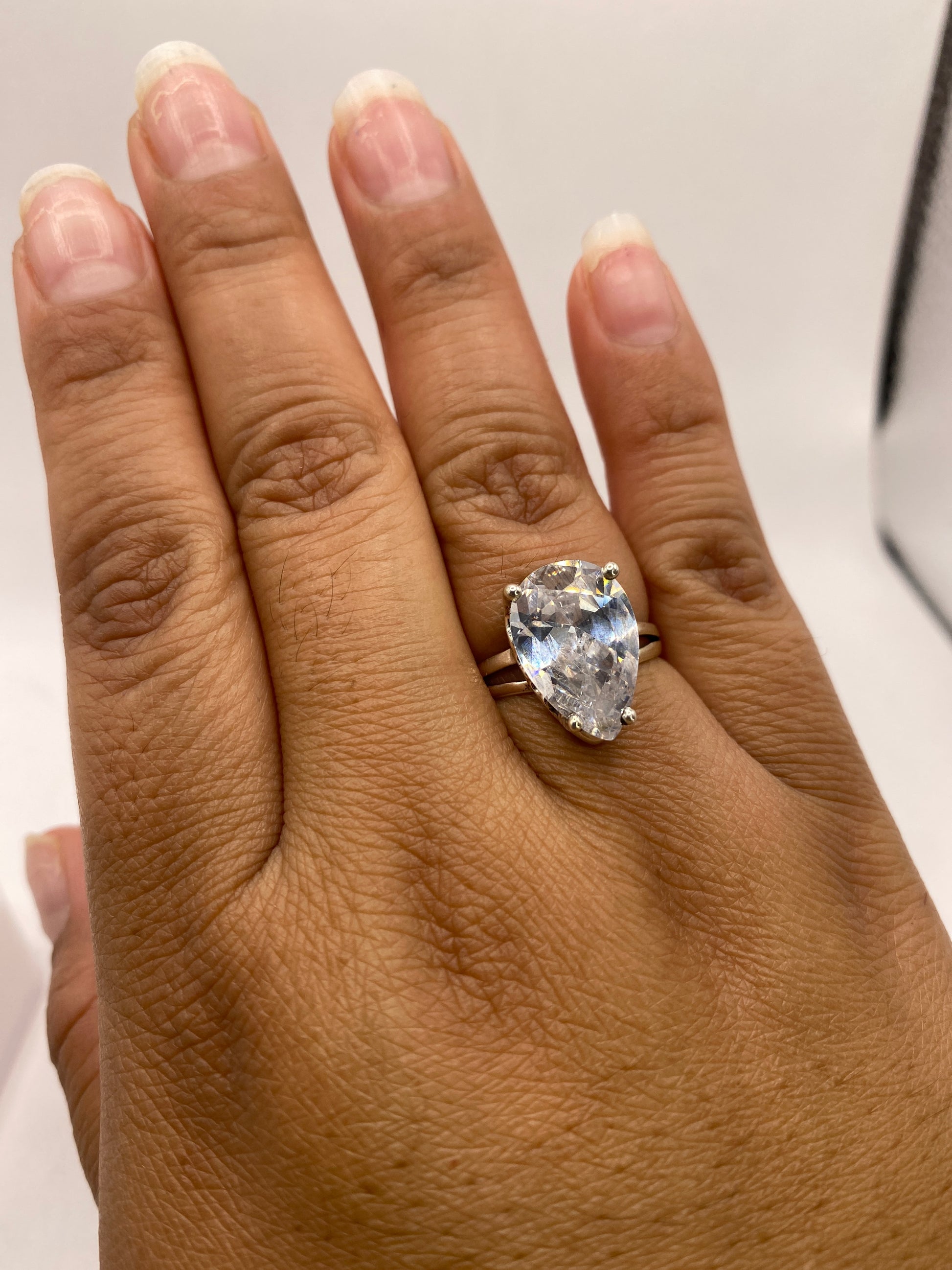 Anillo sobre fondo blanco mostrando sello .925 en la banda y peso 5.3 gramos